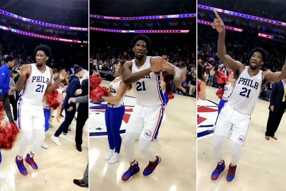 Ο Joel Embiid χόρεψε με τις μαζορέτες!