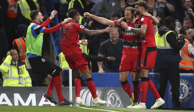 Σώθηκε η Χάντερσφιλντ, στο Champions League η Τότεναμ