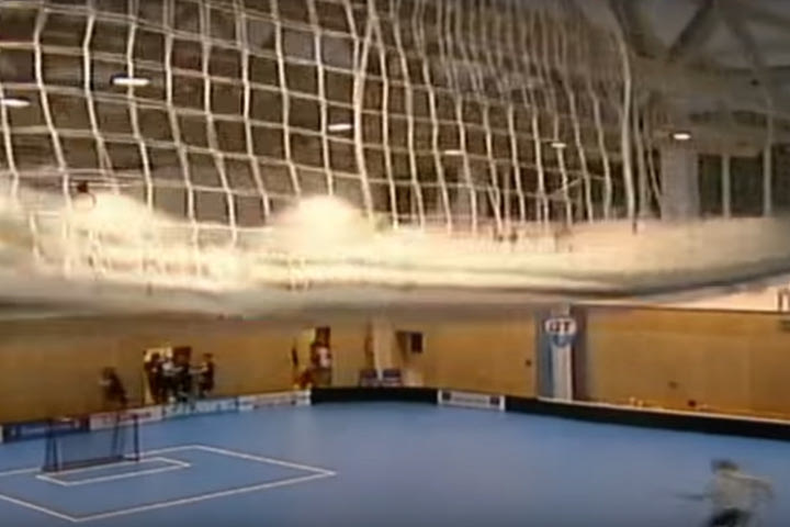 Κατέρρευσε οροφή γηπέδου εν ώρα αγώνα