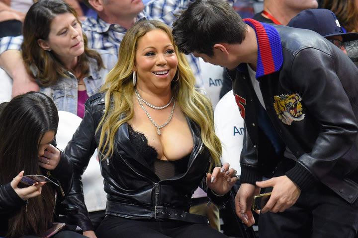 Το αβυσσαλέο ντεκολτέ της Mariah Carey σε αγώνα των LA Clippers