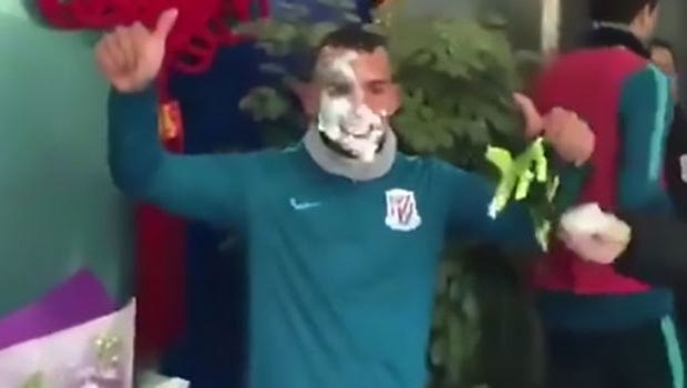 Τούρτα στο πρόσωπο του Τέβες