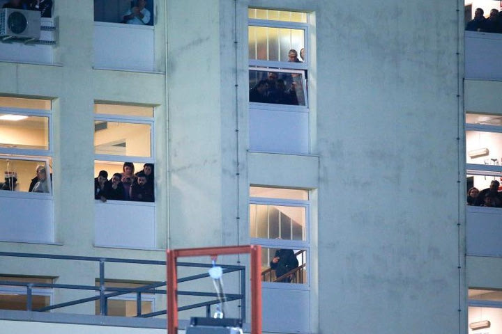 Φίλαθλος της Γιουβέντους “αρρώστησε” για να δει τον αγώνα από το παράθυρο του νοσοκομείου