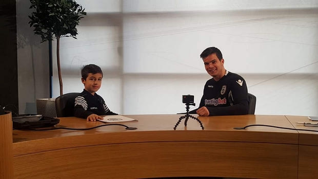 Όταν ο junior reporter Δημήτρης “αφοπλίζει” τον Χαρίση