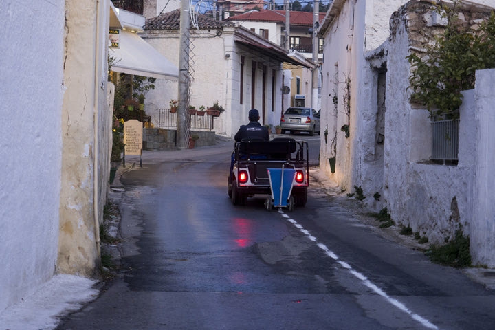 Γιατί αυτός ο τύπος χαράζει γραμμές σε όλη την Ελλάδα;