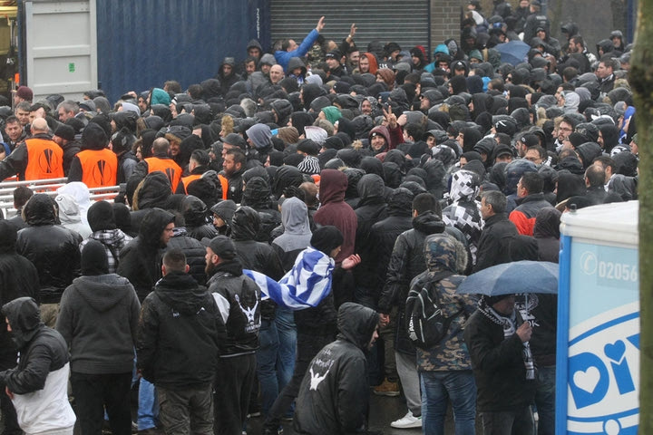 Σημαίες της ΠΓΔΜ πίσω από τη μία εστία στο Γκελζενκίρχεν