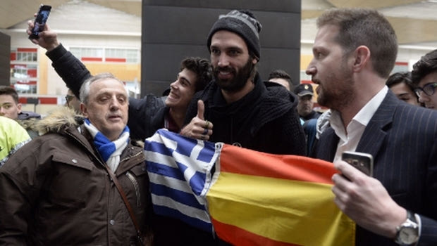 Υποδοχή με ελληνική σημαία στον Σαμαρά