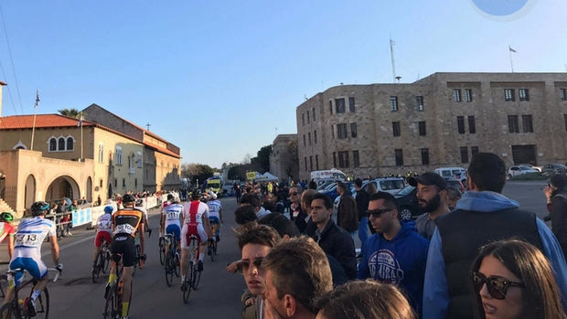 Τραυματίστηκαν τρεις ποδηλάτες που συγκρούστηκαν με μηχανές της Αστυνομίας
