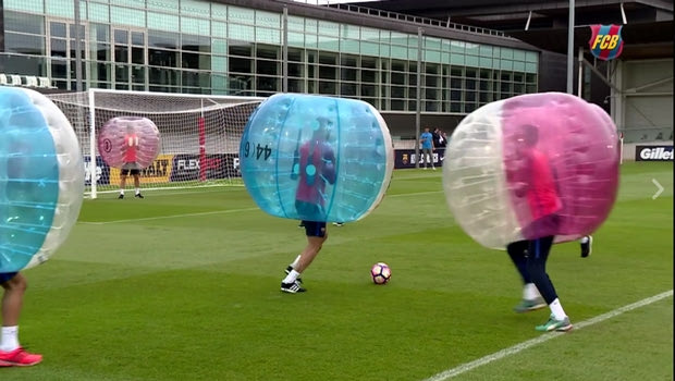 Ξέσκασαν με Bubble football οι αστέρες της Μπαρτσελόνα