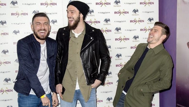 O Κάρολ εμφανίστηκε στην πρεμιέρα του “Iron Men” με… ροζ παπούτσια