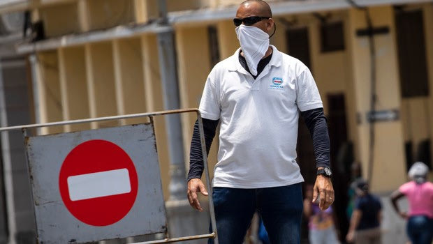 Κορονοϊός: Φαν των θεωριών συνωμοσίας για τον ιό και ο Σολ Κάμπελ