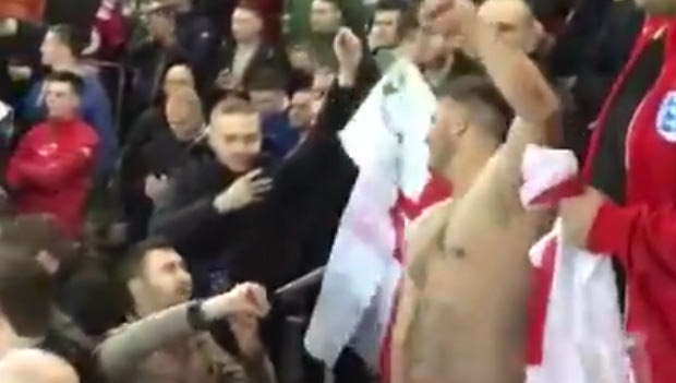 Άγγλος οπαδός χορεύει γυμνός στις κερκίδες του “Signal Iduna Park”