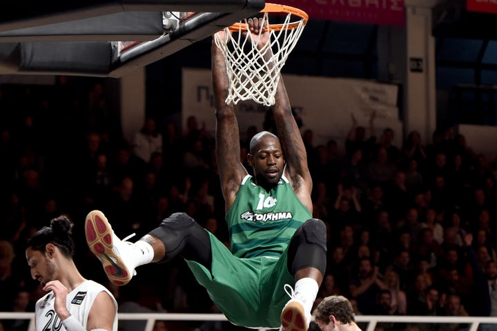Καρέ – καρέ το alley hoop κάρφωμα του Γκιστ