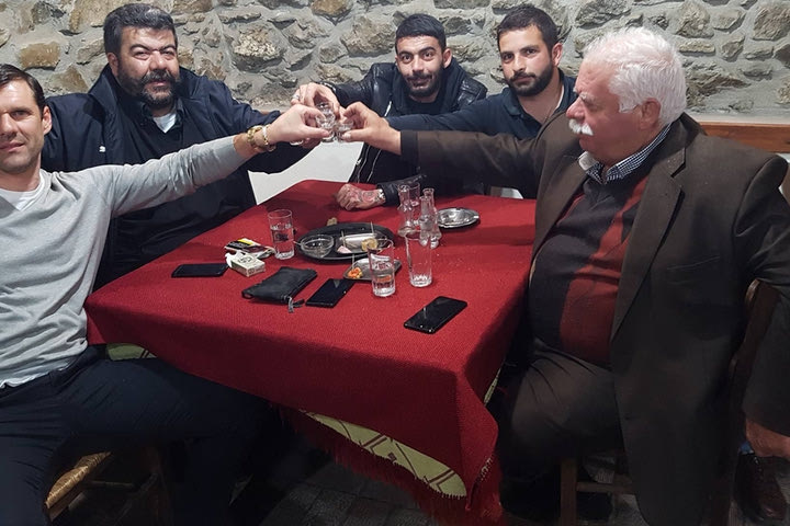 Ο Κλάους κερνούσε ρακί στο καφενείο!