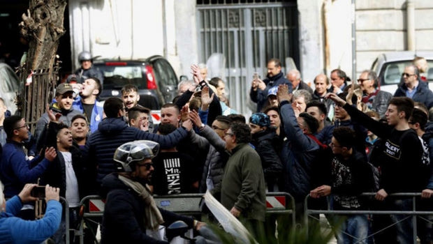 Συνθήματα κατά Ρεάλ και Γιουβέντους στη Νάπολη!