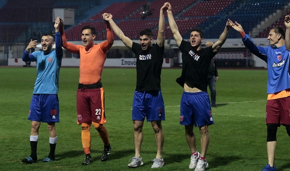 “Όλε όλε” από παίκτες και φιλάθλους στη Νέα Σμύρνη