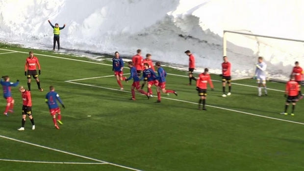 Η “μάχη” ενός ball boy με το χιόνι