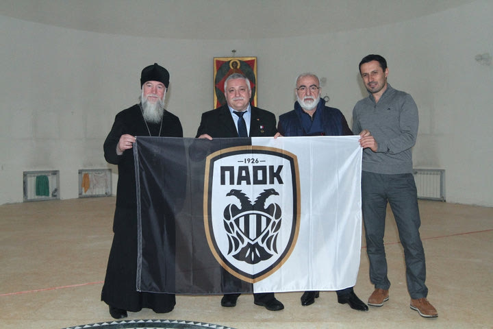 Ταξιδεύει στο διάστημα με τις σημαίες της Ελλάδας και του ΠΑΟΚ