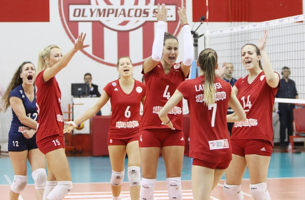 Το φινάλε του αγώνα, η απονομή και οι πανηγυρισμοί των κοριτσιών του Ολυμπιακού