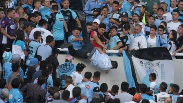 Οπαδοί έριξαν ομοϊδεάτη τους στο κενό