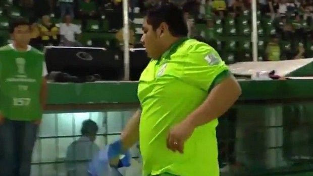 Ball boy χτυπάει παίκτη με μπάλα