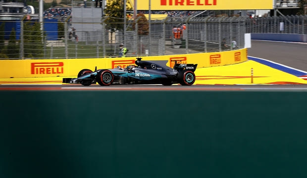Vettel: “Κρύβεται η Mercedes”