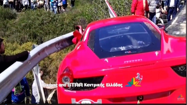 Ferrari “καρφώθηκε” στις μπαριέρες σε αγώνα στην Ελλάδα!