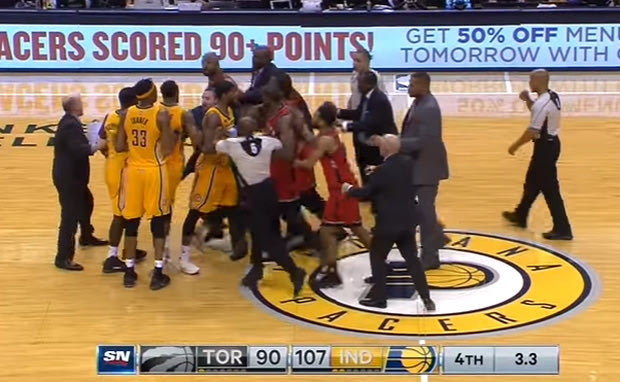 Σύρραξη στο Pacers – Raptors για ένα λέι-απ!