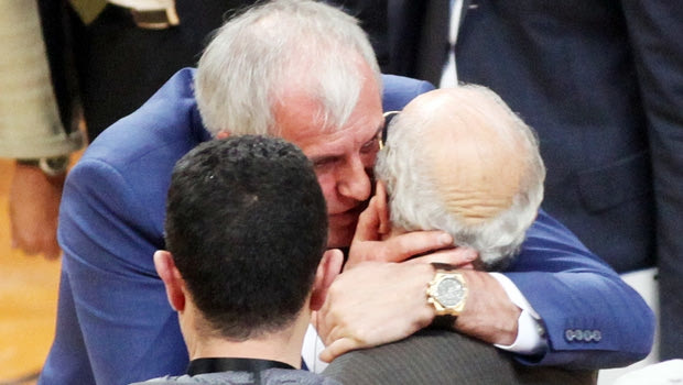 Ο θερμός εναγκαλισμός του Ομπράντοβιτς με τον Γιαννακόπουλο
