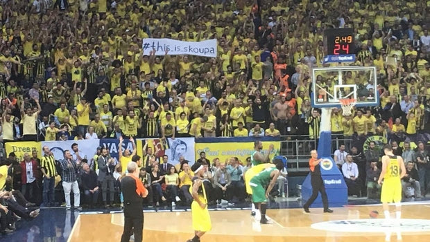 Πανό από τους οπαδούς της Φενέρμπαχτσε: “This is skoupa”!