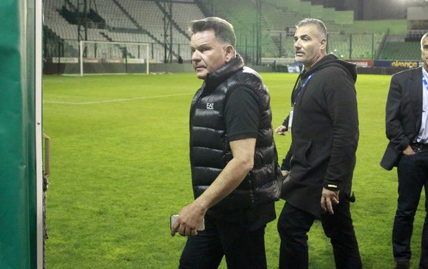 Κούγιας: “Είμαι από πλουτώνιο, δεν τους βλέπω”