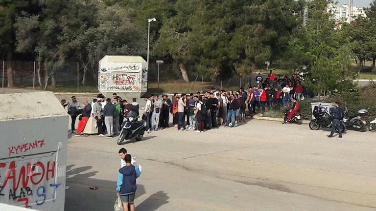 Ουρές από το πρωί στο ΣΕΦ για ένα “μαγικό χαρτάκι”!
