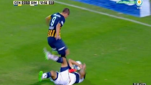 Τον πάτησε με τις τάπες στο στήθος!
