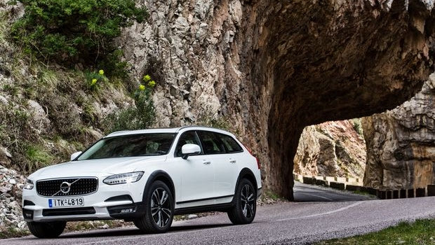 To Volvo V90 Cross Country νικάει σε όλα τα τερέν