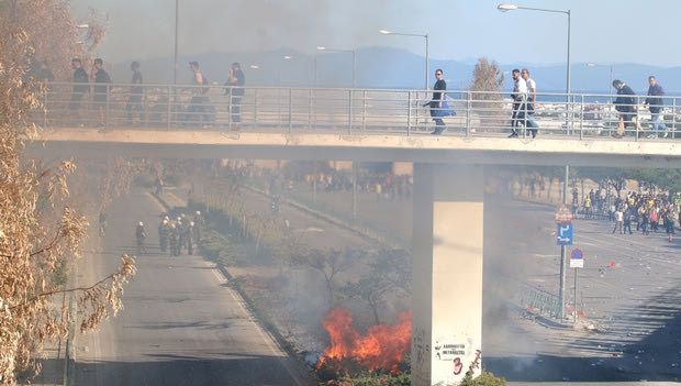 Βόμβες μολότοφ έξω από το γήπεδο