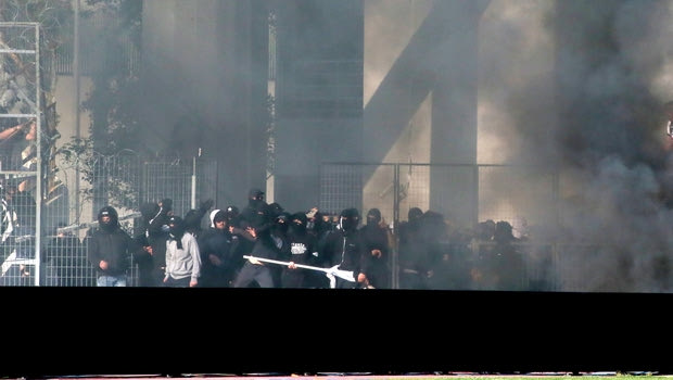 Είσοδος των οπαδών του ΠΑΟΚ στον αγωνιστικό χώρο!