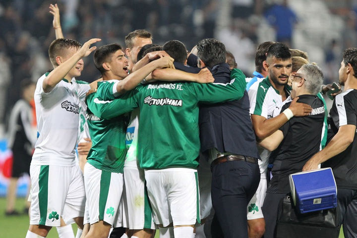 Πανηγυρική φωτογραφία στα αποδυτήρια της Τούμπας