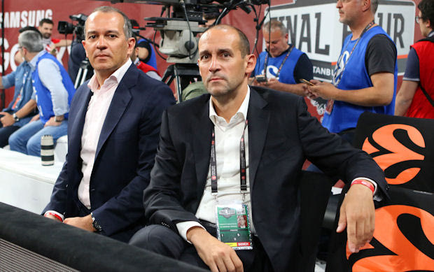 Μην τον χτυπάς στην πλάτη
