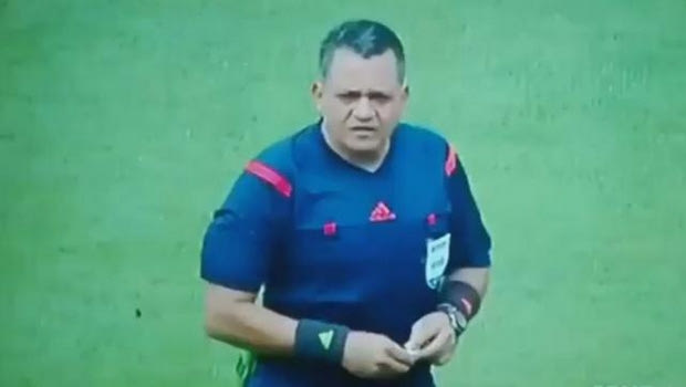 Ενός λεπτού σιγή με τον διαιτητή να απορεί!