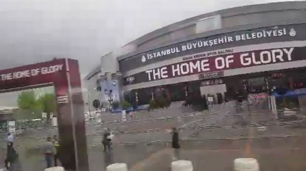 Στρατός στην Sinan Erdem Arena στην βροχερή Κωνσταντινούπολη