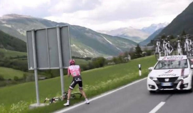 O πρωτοπόρος του Giro d’ Italia σταμάτησε για να κάνει την ανάγκη του!