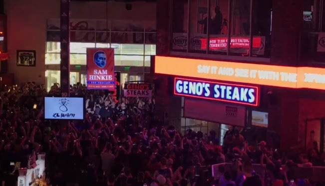 Aπίθανο τρολ από τους fans των 76ers