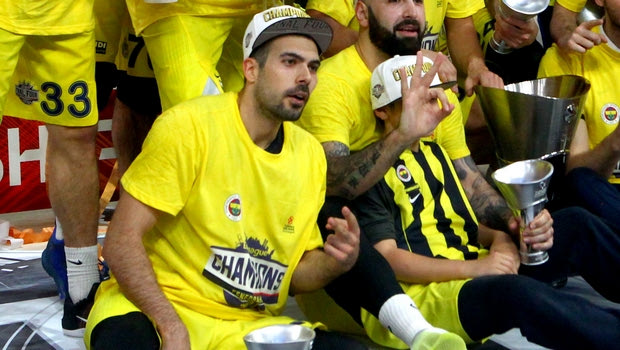 Ο Σλούκας χαιρέτησε Αγγελόπουλους και πήγε στα αποδυτήρια του Ολυμπιακού