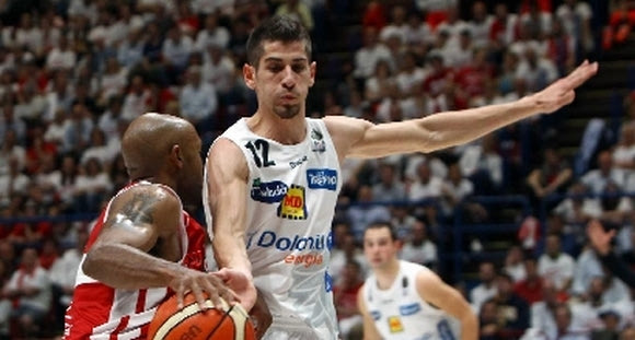 Η Τρέντο σόκαρε την Αρμάνι