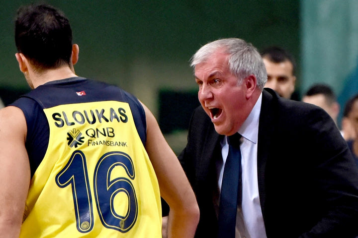 Ομπράντοβιτς: “Θέλω να συνεχίσει μαζί μας ο Σλούκας”