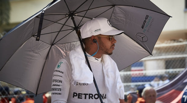 Hamilton: “Η Ferrari ευνοεί τον Vettel”