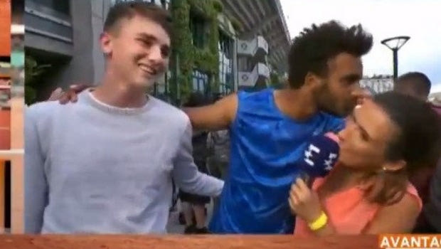 Tενίστας αποβλήθηκε απ’ το Roland Garros για… φιλί σε δημοσιογράφο!