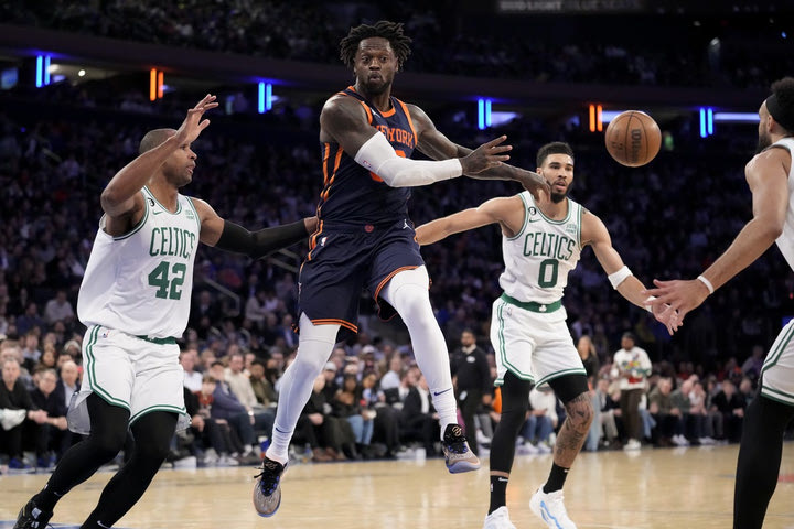 NBA: Οι Νικς πάτησαν με 109-94 τους Σέλτικς και έστειλαν τους Μπακς στην κορυφή της λίγκας