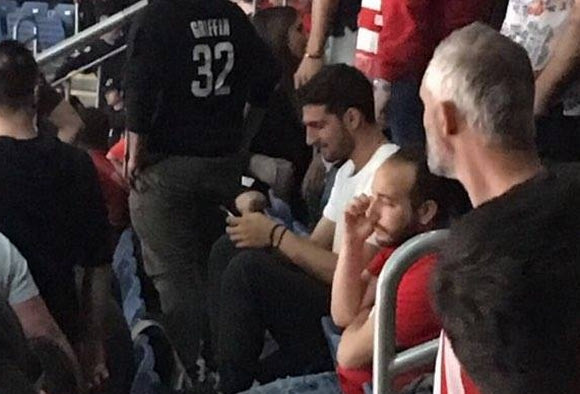 Στην εξέδρα των οπαδών του Ολυμπιακού ο Στέφανος Καπίνο