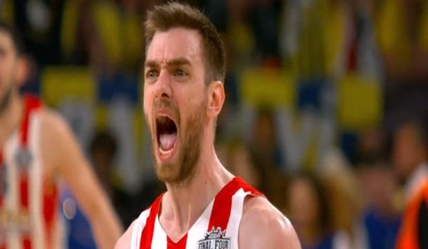 Ο Μάντζαρης ξεσήκωσε τον κόσμο του Ολυμπιακού