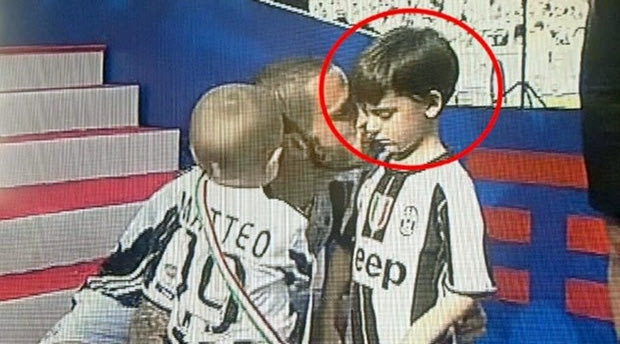 Ο υιός Μπονούτσι ξενέρωσε που φόρεσε τη φανέλα της Γιουβέντους!